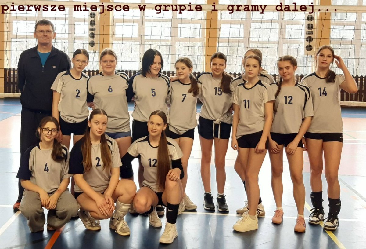 Pierwsze miejsce w grupie i gramy dalej…12 lutego w Boronowie odbył się turniej siatkówki w cyklu rozgrywek Szkolnego Związku Sportowego. Po naszym zwycięstwie w turnieju Mikołajkowym byliśmy faworytami, niewielu jednak spodziewało się tak ciężkiej walki i wyrównanych meczy. Zawodniczki z Koszęcina i Boronowa zawiesiły wysoko poprzeczkę, dziewczyny ani na chwilę się nie poddawały i tym co w siatkówce najpiękniejsze, czyli sercem do gry, wytrwałością i oczywiście widowiskowymi akcjami zwyciężyły w turnieju. Największym opanowaniem przy zagrywce popisała się Martyna, to z jej serwów zdobywaliśmy w setach najwięcej punktów. To jednak dopiero pierwszy etap, już po feriach czekają finały powiatowe z Lubeckiem i Ciasną.Gratulacje i powodzeniaA.B.
